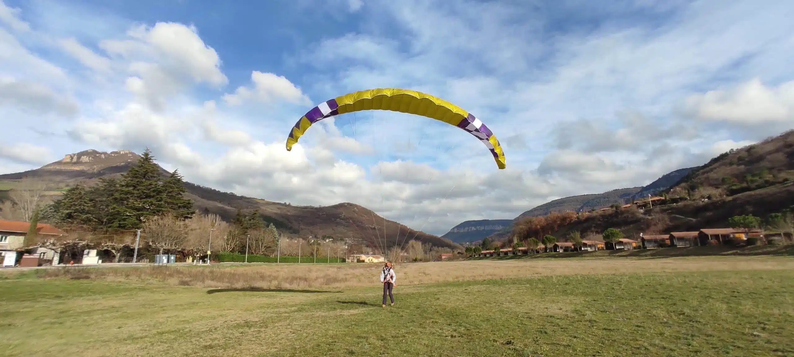 Stage de parapente à Millau : apprenez à piloter avec Acrobi Parapente, 30 ans d'expérience