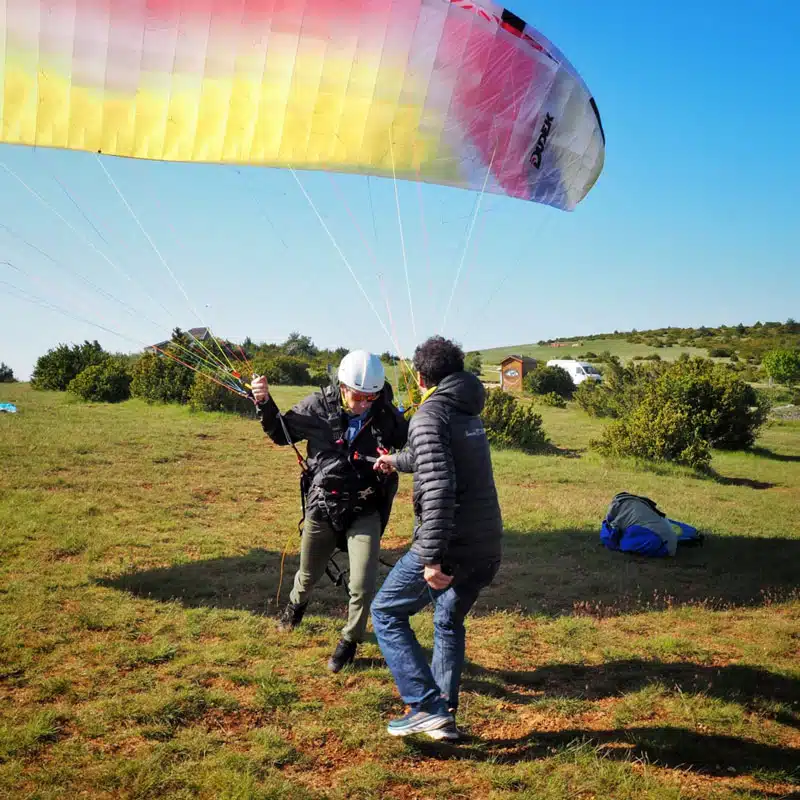 Apprendre à piloter un parapente à Millau avec Acrobi Parapente et Jean-François Thurel, 30 ans d'expérience