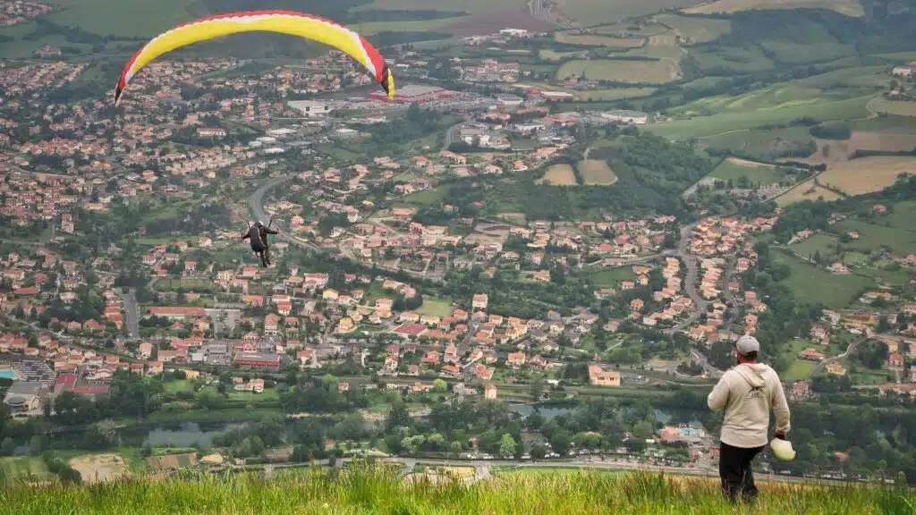 Passager découvrant le parapente lors d'un vol biplace à Millau