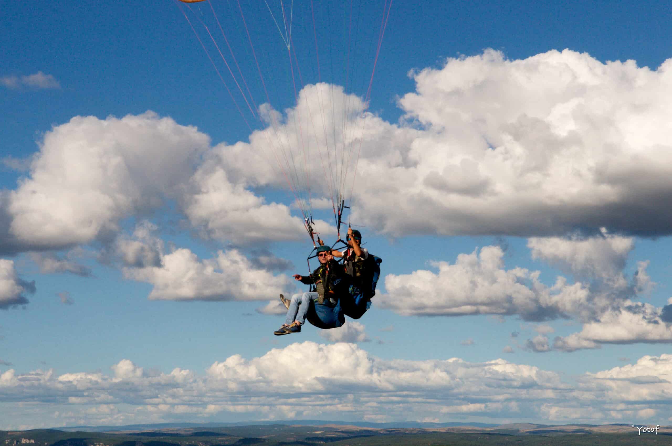 Passagère découvrant le parapente sans vertige lors d'un baptême à Millau