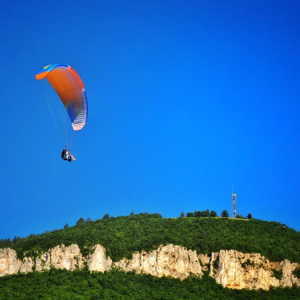 Parapente profitant des ascendances au-dessus de Millau