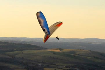 Passager en vol biplace parapente au-dessus des Grands Causses à Millau