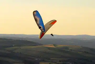 Passager en vol biplace parapente au-dessus des Grands Causses à Millau