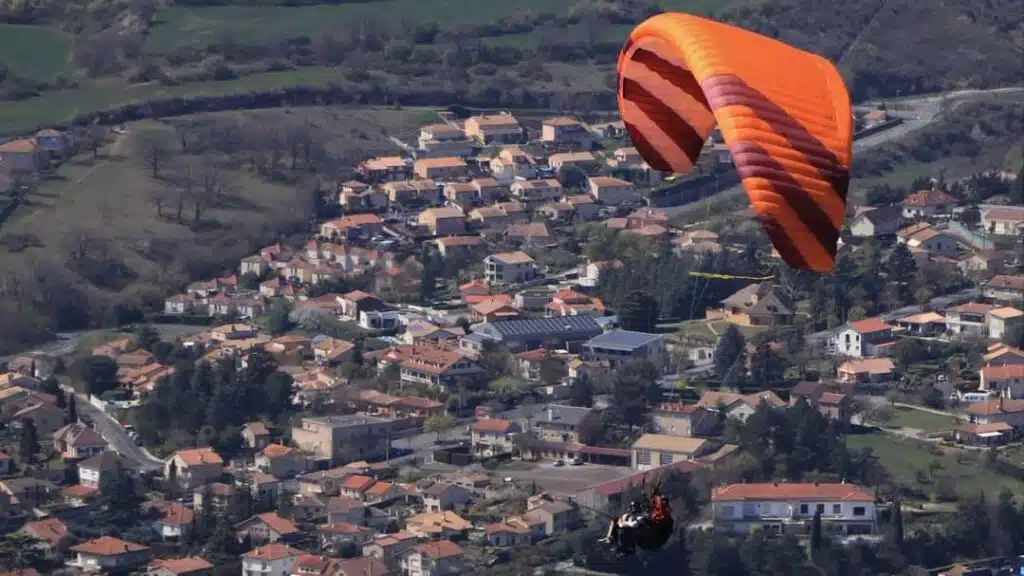 Vol longue durée en parapente au-dessus des Grands Causses