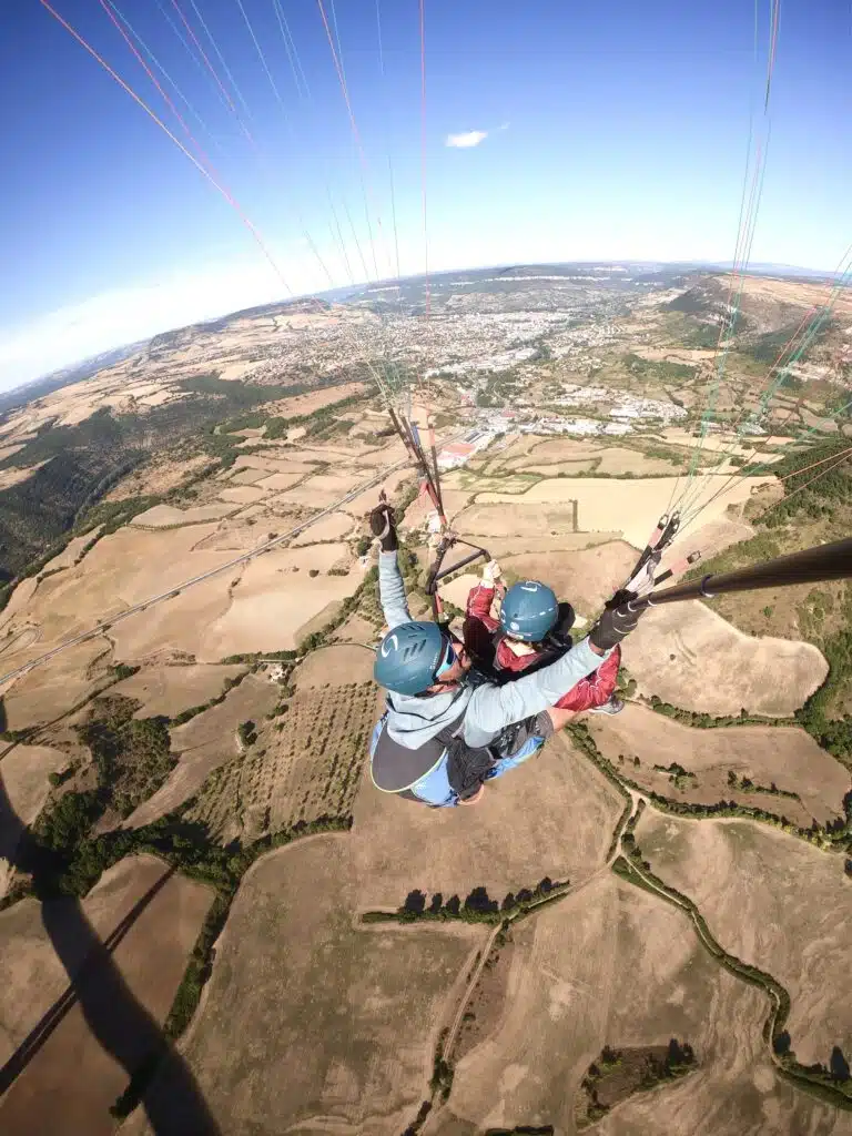 Vue aérienne des Grands Causses lors d'un vol parapente à Millau