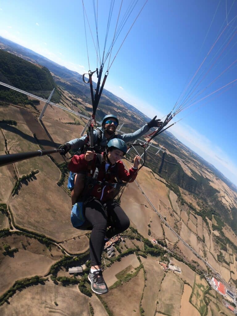 Vol biplace parapente avec vue sur les paysages de l'Aveyron