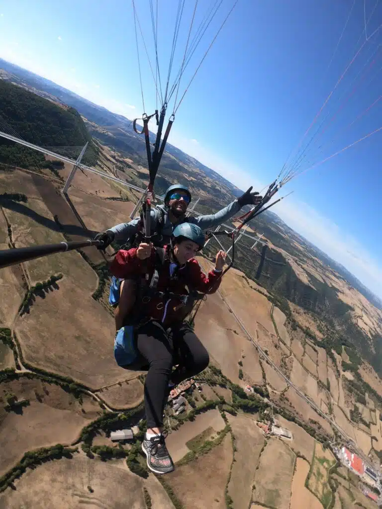 Vol biplace parapente avec vue sur les paysages de l'Aveyron